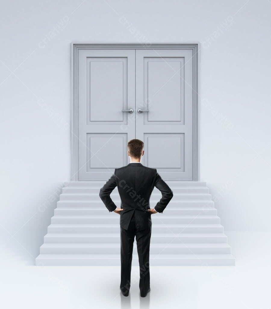 Homem de terno diante de uma porta