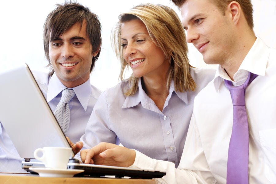 Equipe de trabalho analisando laptop