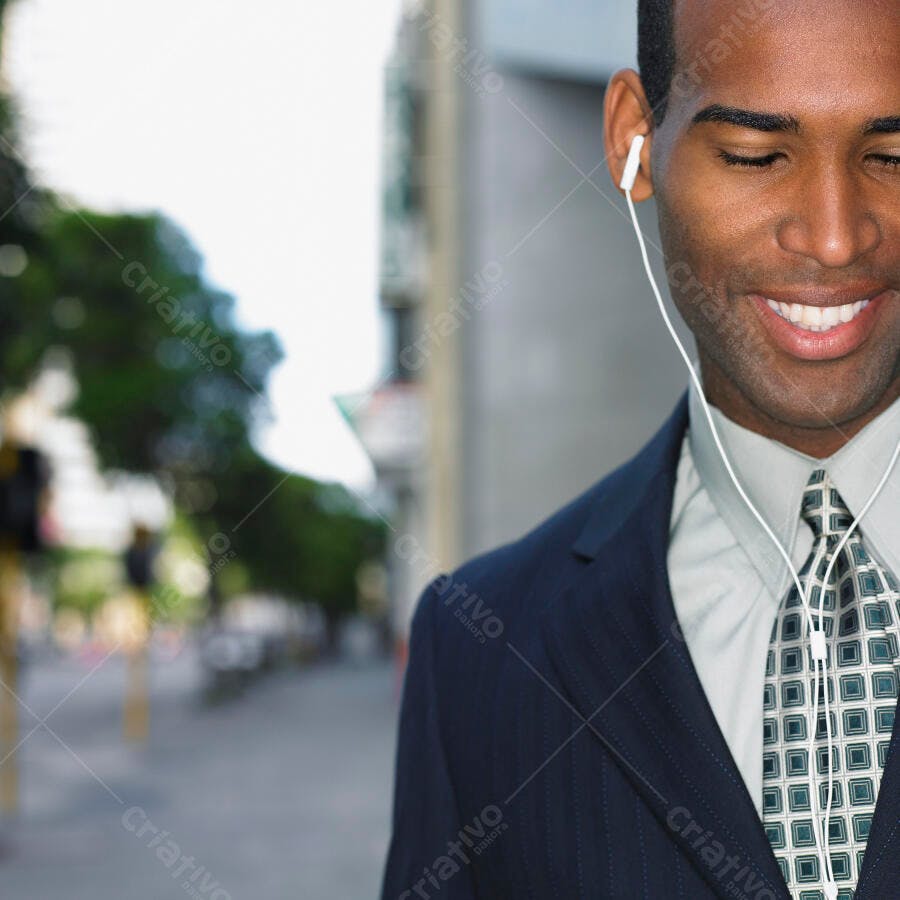 Homem negro de terno ouvindo música na rua