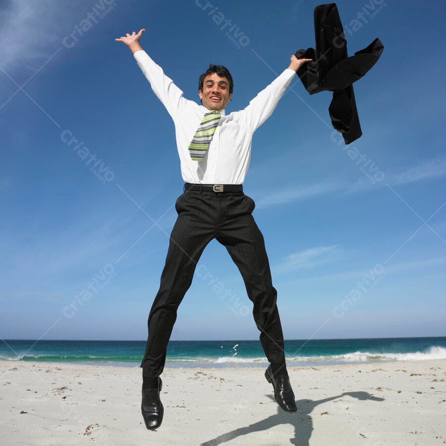 Homem de terno pulando na praia
