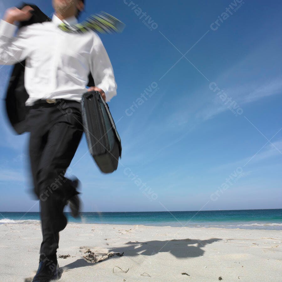 Executivo correndo na praia sob o sol