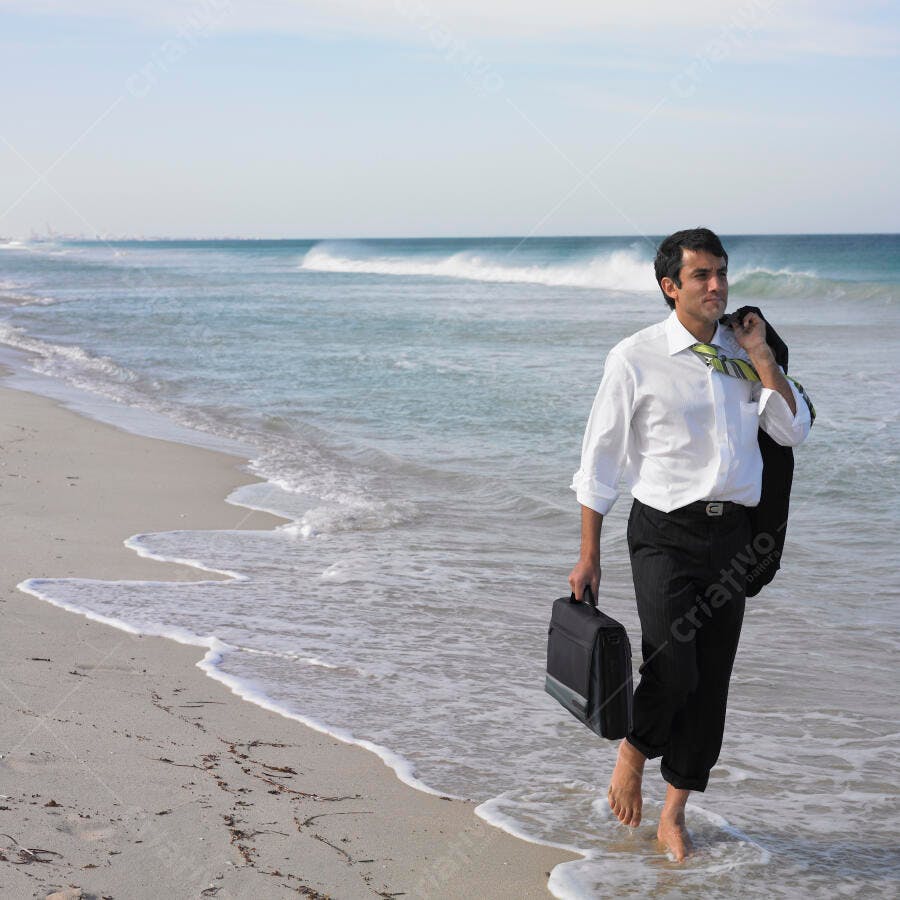 Executivo na praia sem sapatos