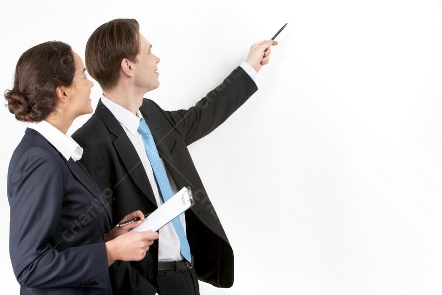 Executivos em apresentação profissional