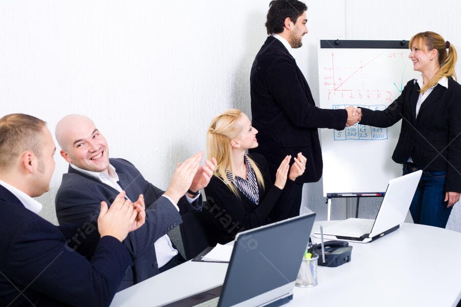 Equipe de negócios em reunião de sucesso