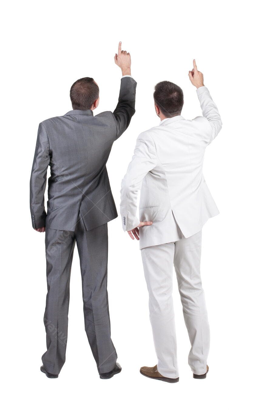 Dois homens de terno apontando para cima