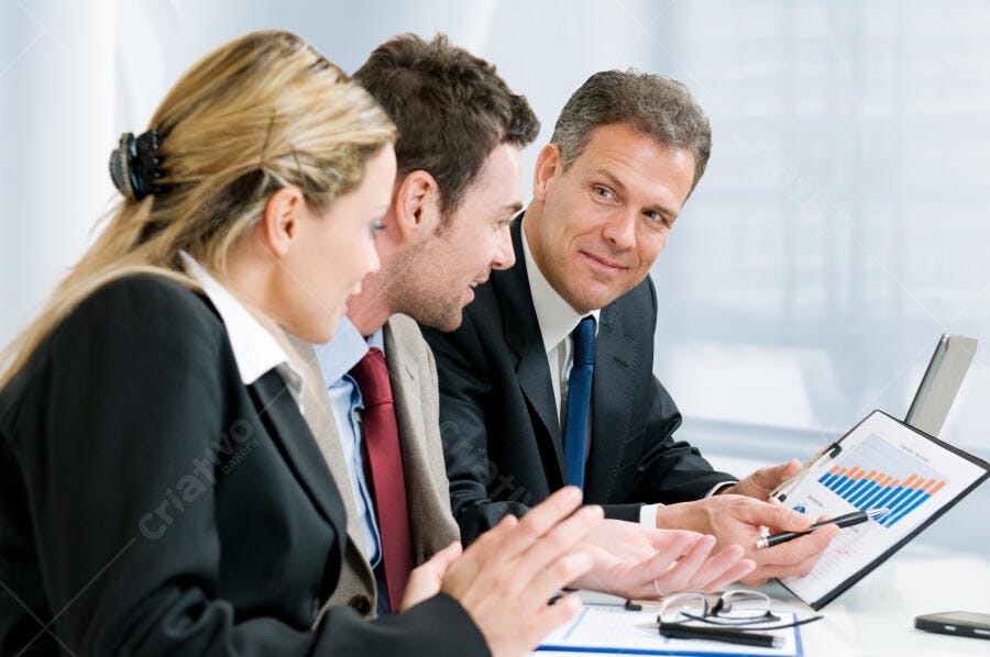 Reunião de negócios equipe analisando gráfico