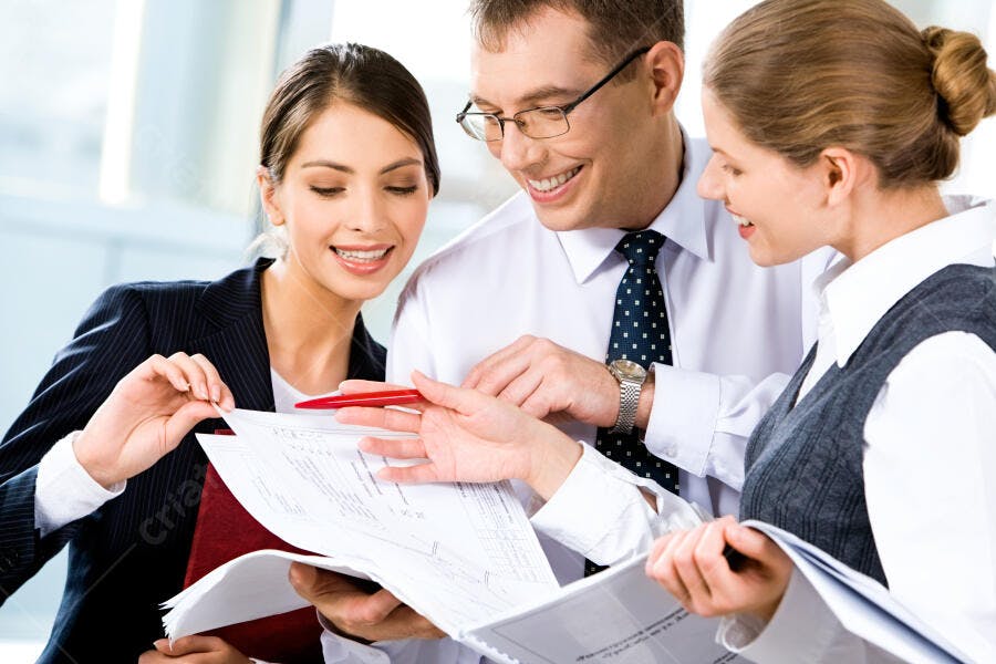 Equipe de Negócios analisando documentos
