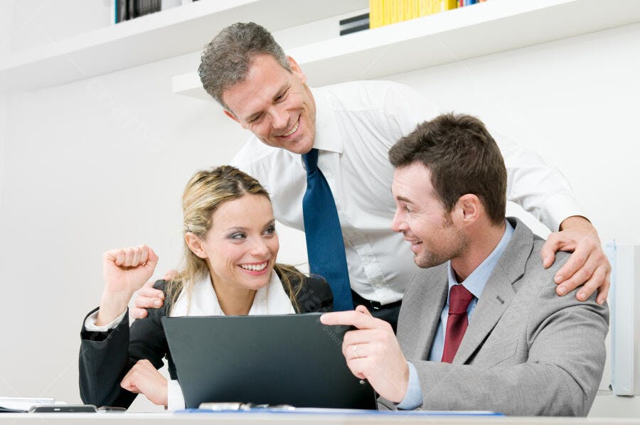 Equipe de trabalho comemorando sucesso em escritório