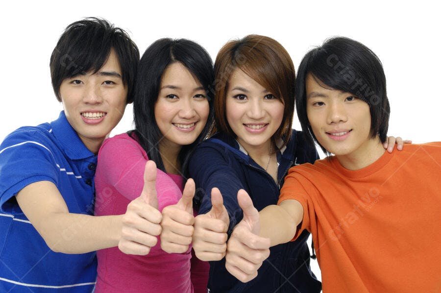 Jovens asiáticos mostrando positivo