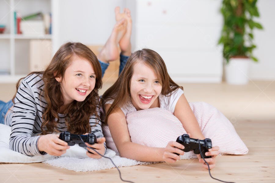 Meninas jogando videogame no chão