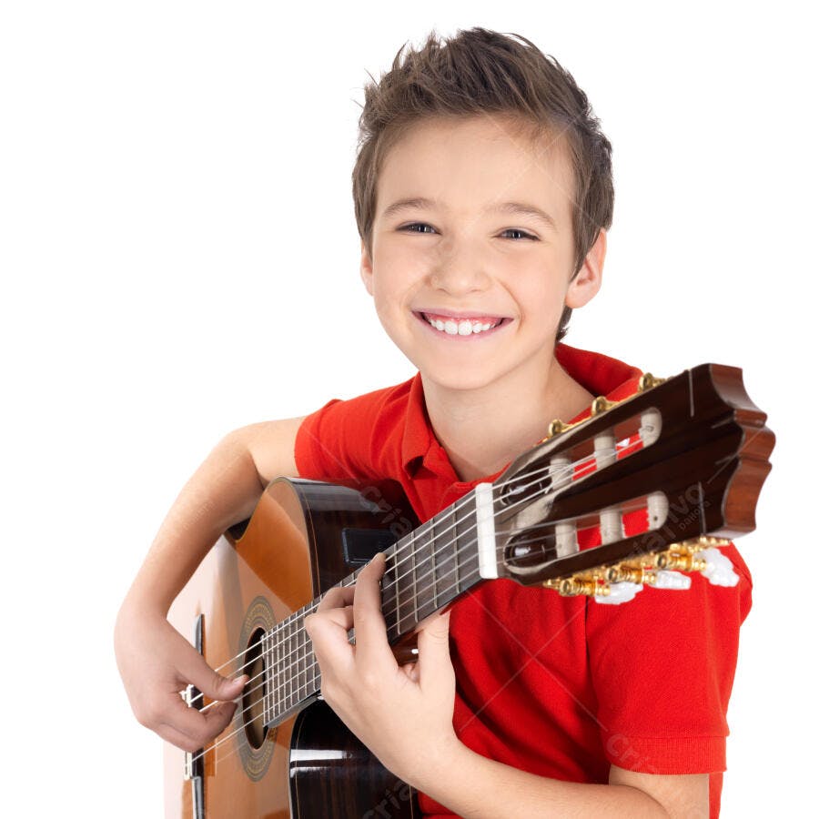 Menino tocando violão clássico sorrindo