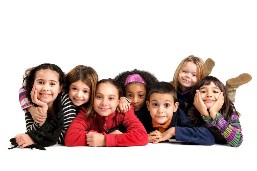 Crianças diversas sorrindo juntas fundo branco