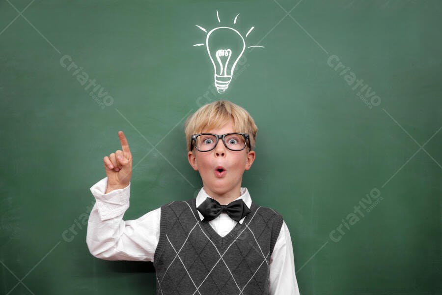 Menino com óculos tendo ideia criativa