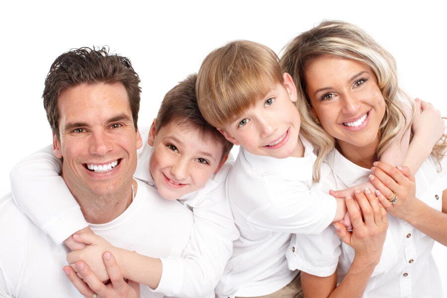 Família feliz sorrindo fundo branco