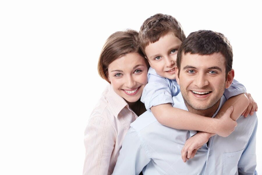 Família feliz abraçada fundo branco