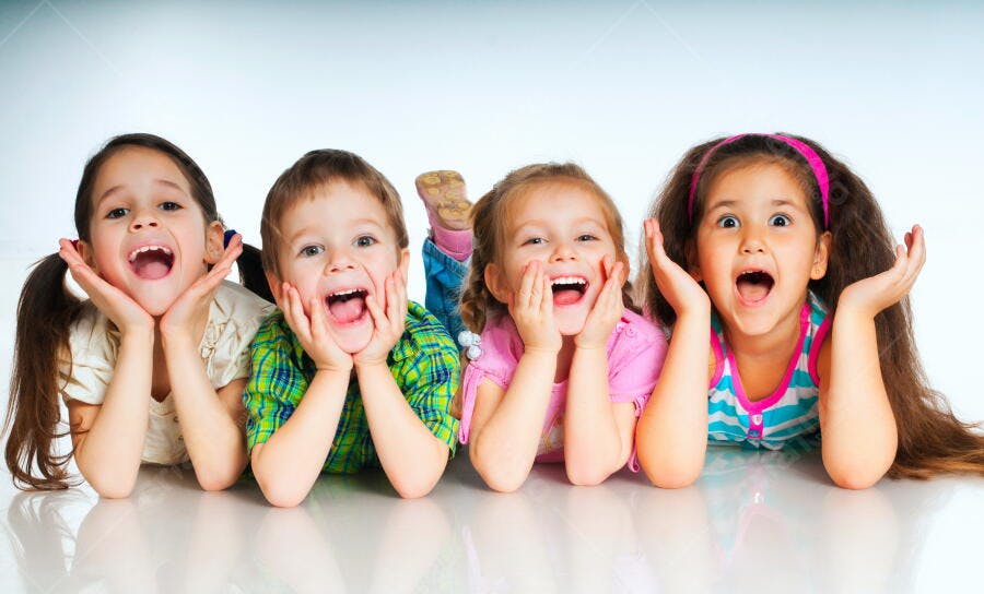 Crianças felizes deitadas no chão sorrindo