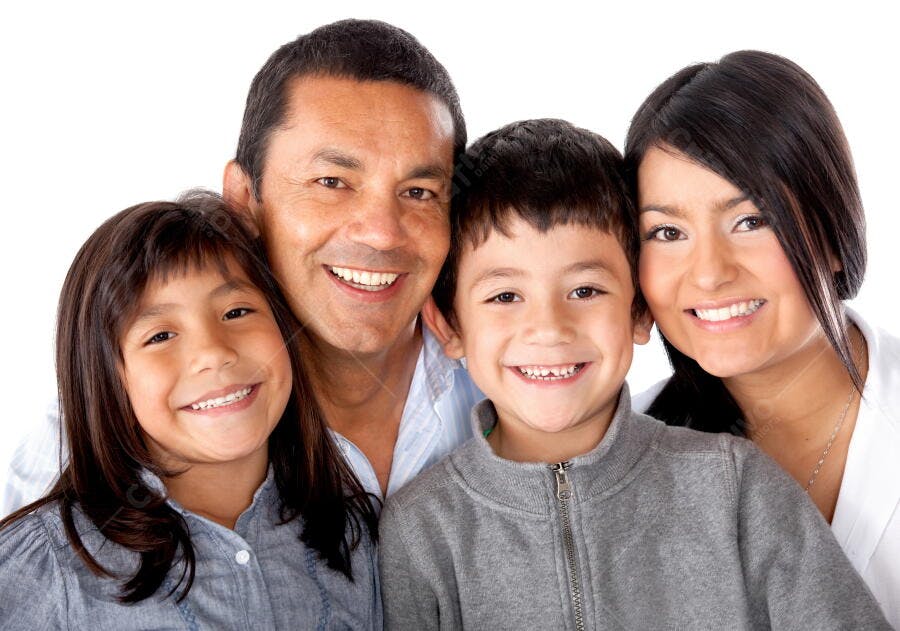 Família hispânica sorrindo retrato estúdio