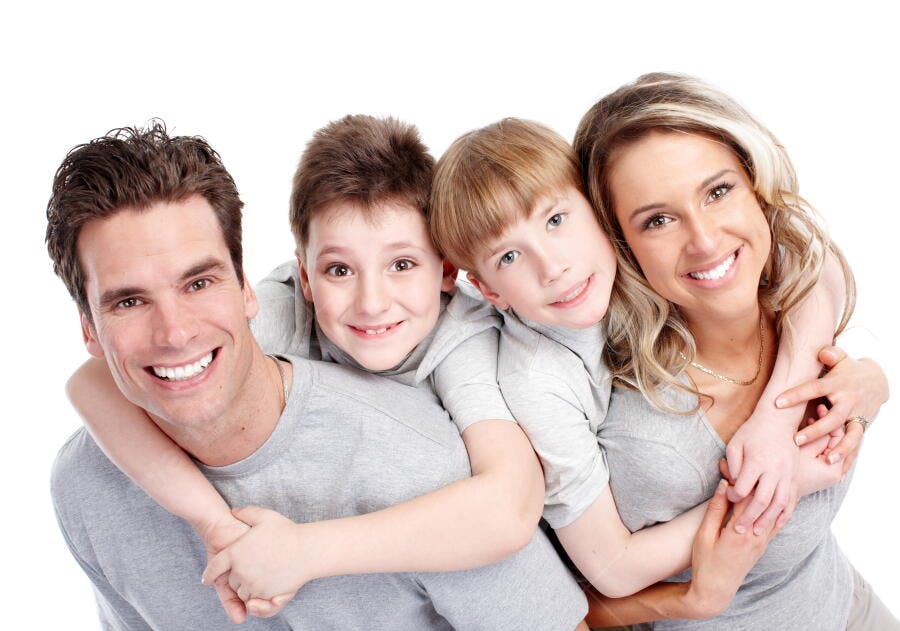 Família feliz abraçada fundo branco