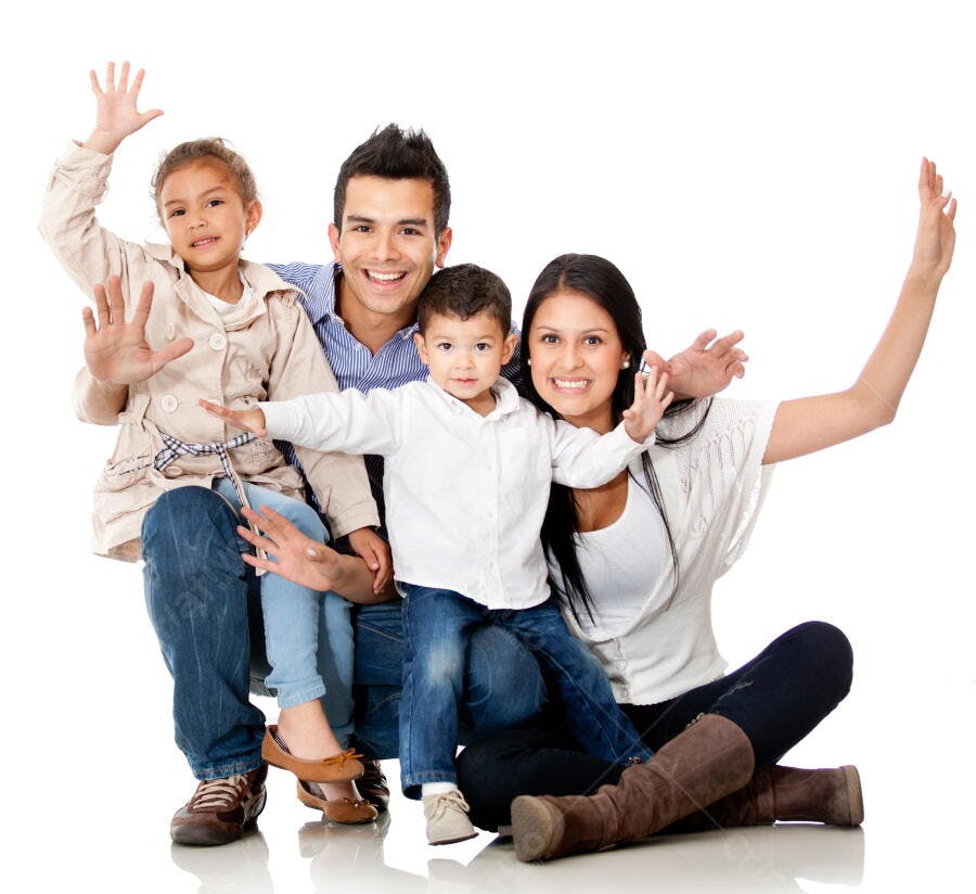 Família hispânica feliz acenando fundo branco