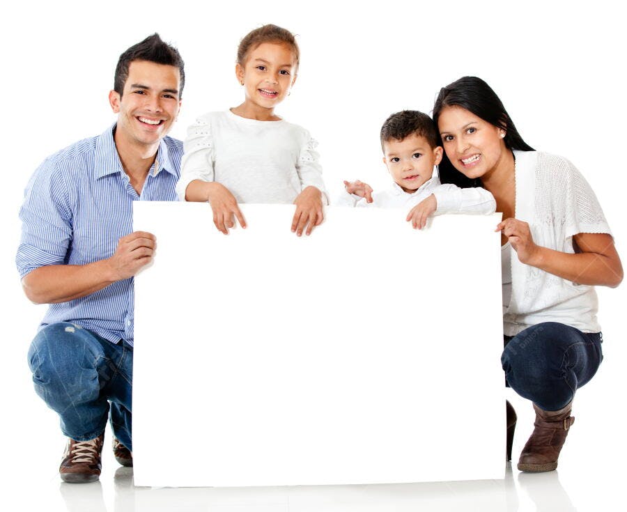 Família hispânica segurando cartaz branco