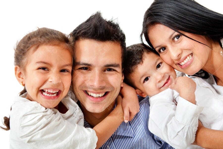 Família hispânica feliz abraçada fundo branco