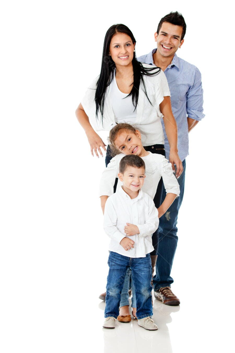 Família hispânica sorrindo fundo branco