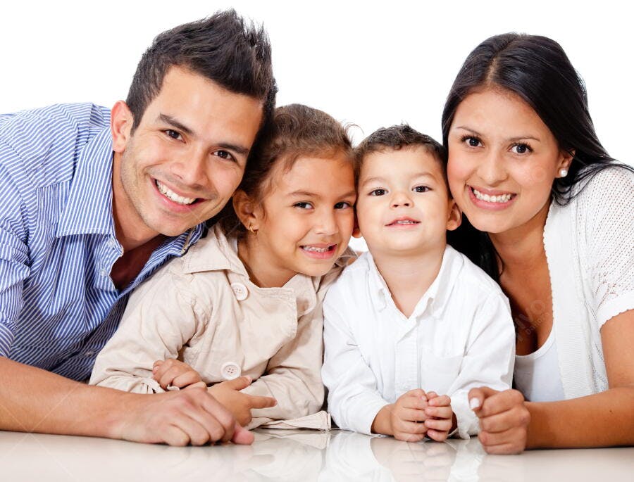 Família hispânica feliz deitada no chão