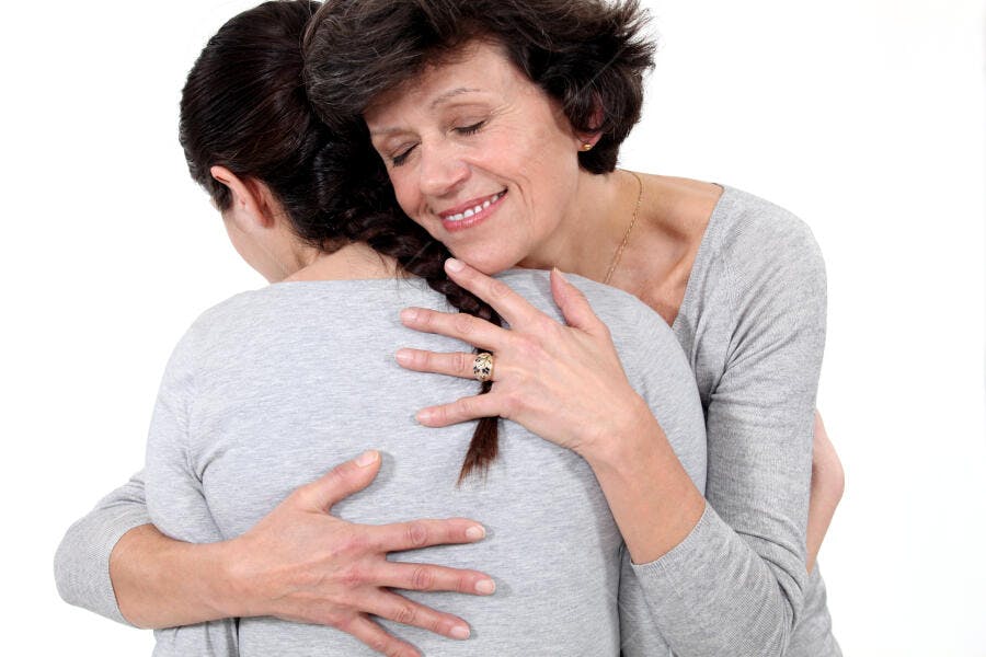 Abraço confortante entre mãe e filha