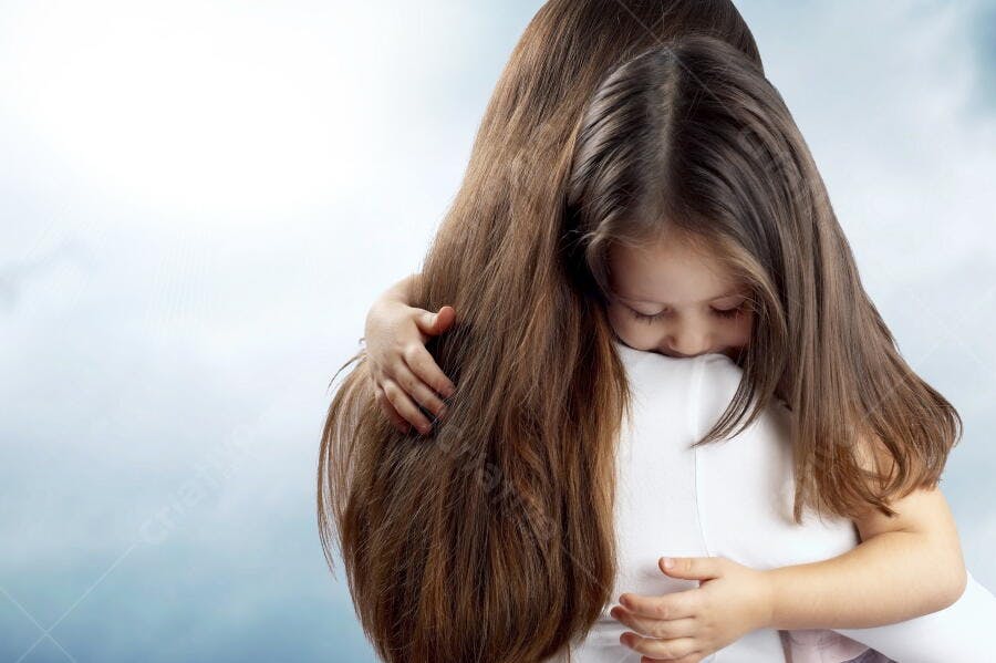 Menina abraçando mãe cabelo castanho