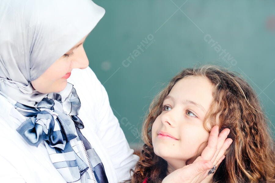 Professora e aluna em sala de aula