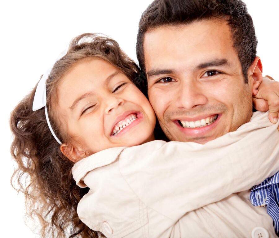 Pai e filha sorrindo abraçados fundo branco