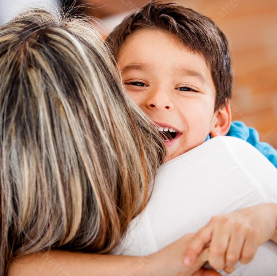 Menino abraçando mãe feliz em casa