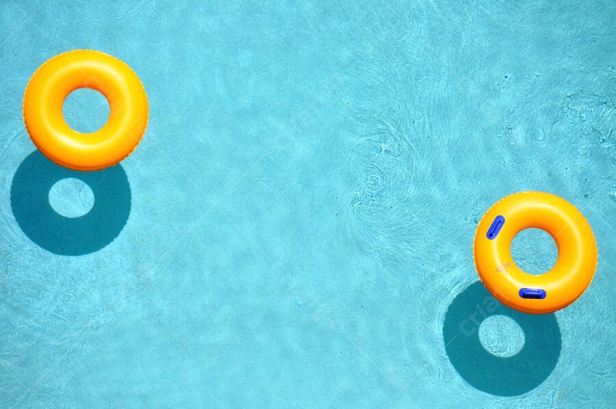 Bóias na piscina azul turquesa