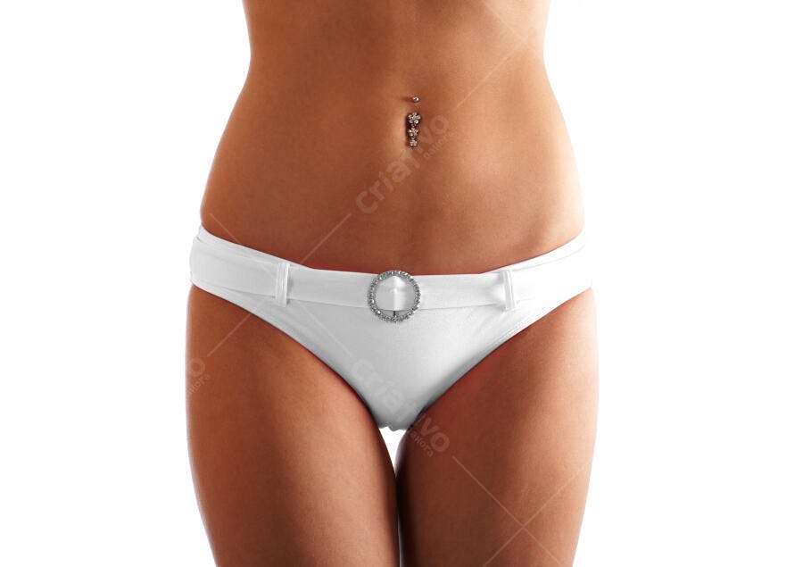 Mulher com biquini branco e piercing no umbigo