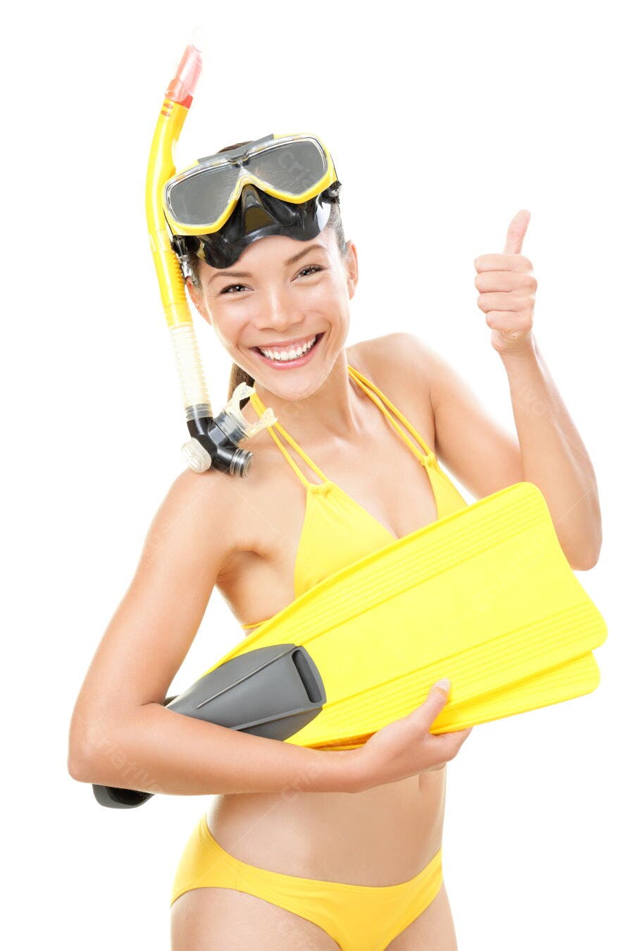 Mulher sorridente com snorkel e nadadeiras amarelas