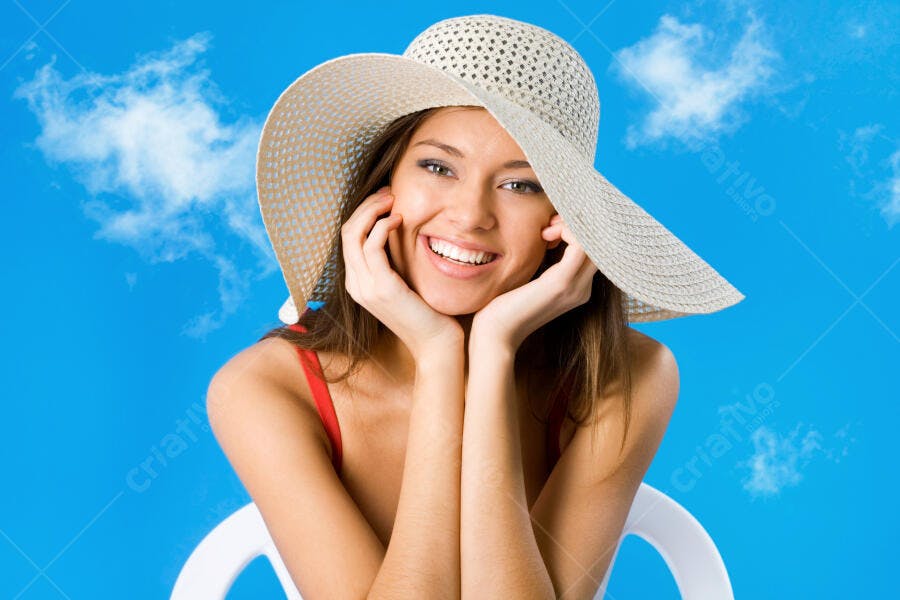 Mulher sorridente com chapéu de sol dia ensolarado