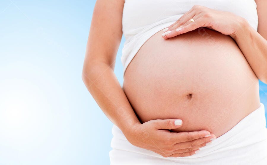 Barriga de Gestante com Mãos Carinhosas
