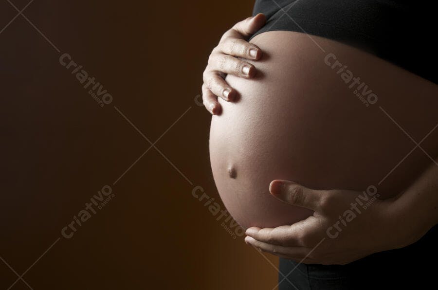 Barriga de grávida acariciada com ternura