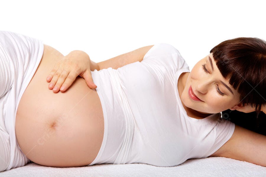 Mulher grávida acariciando a barriga