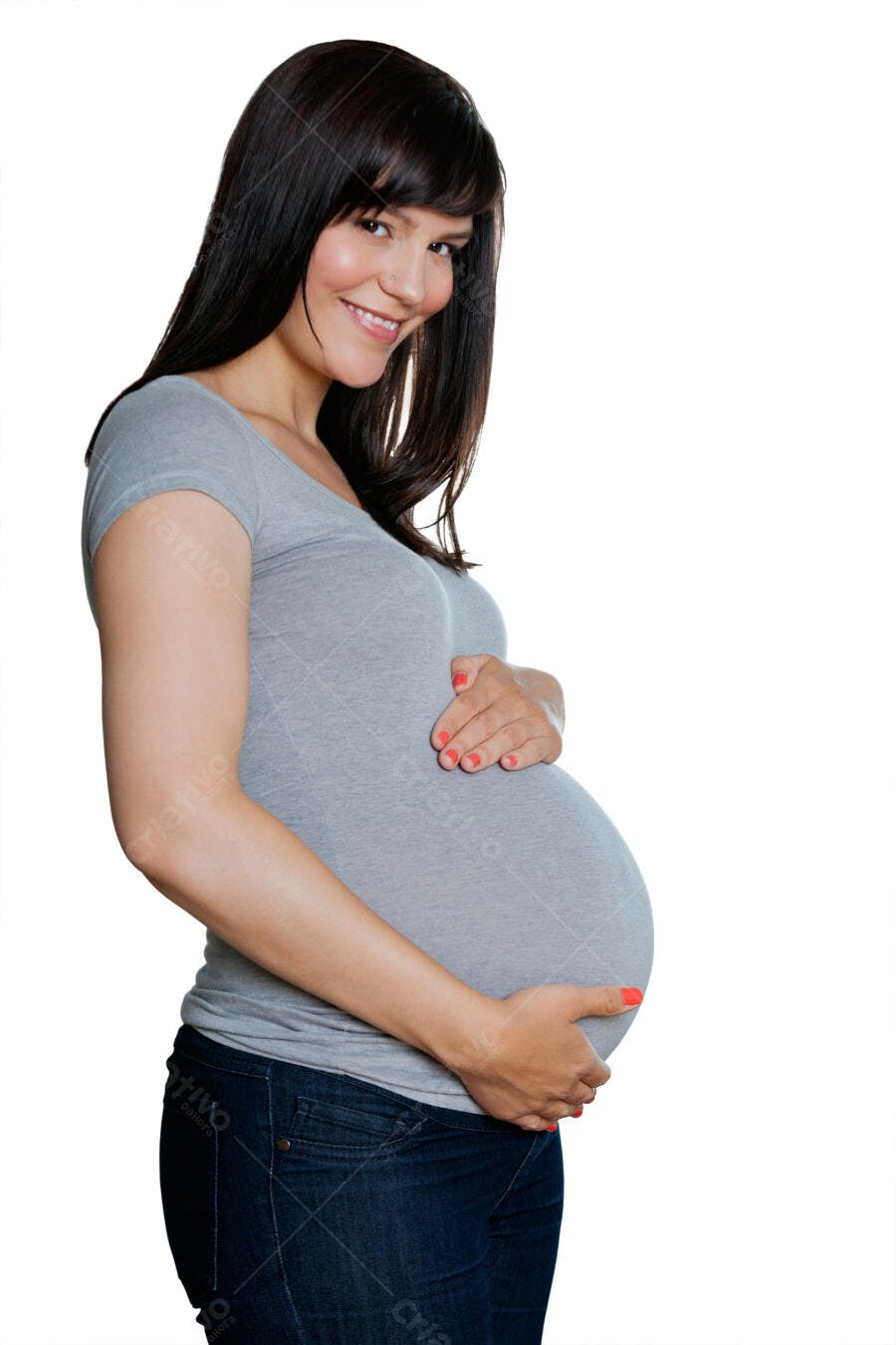 Grávida sorrindo segurando barriga