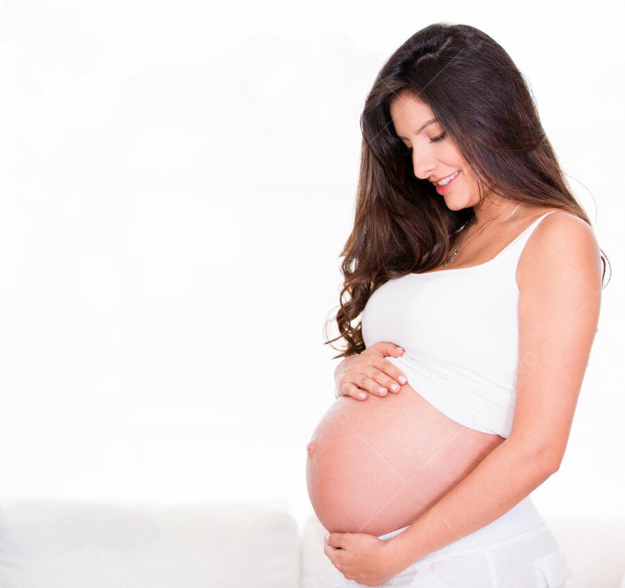 Mulher grávida acariciando a barriga