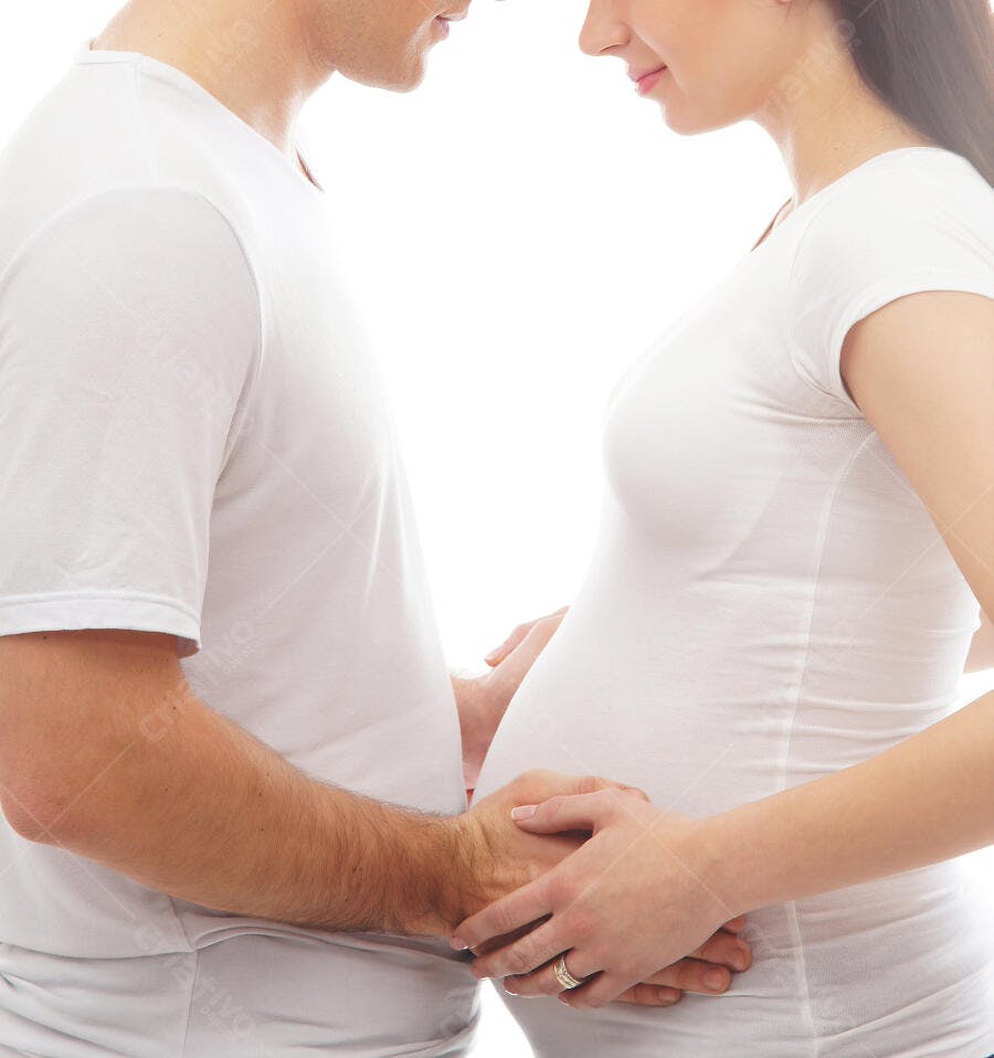 Casal esperando bebê em foto estúdio branco
