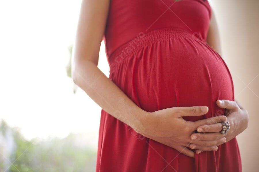 Barriga de grávida em vestido vermelho