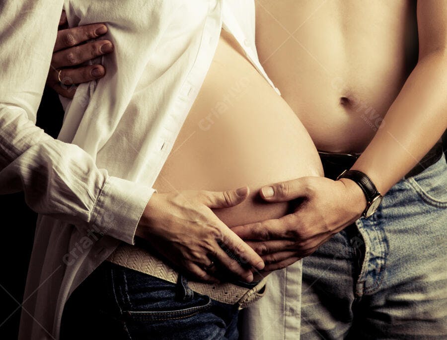 Barriga de grávida com mãos carinhosas