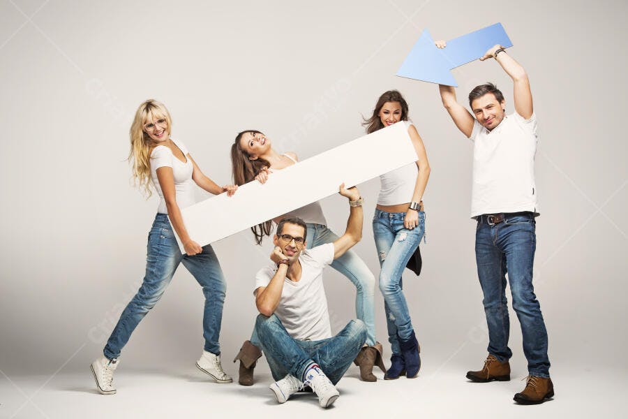 Grupo jovem segurando placas em estúdio