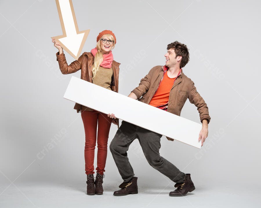 Casal jovem segurando cartazes fundo cinza