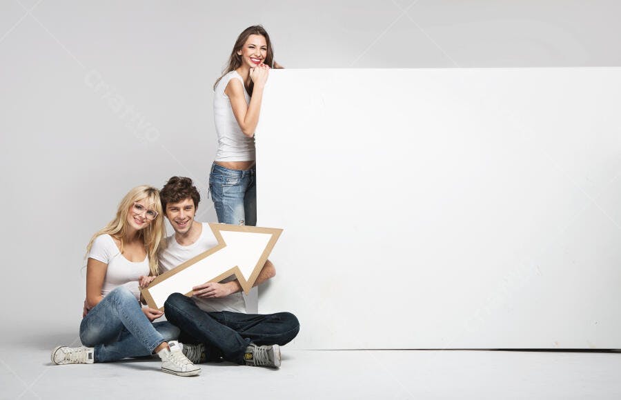 Grupo de jovens com seta e cartaz branco