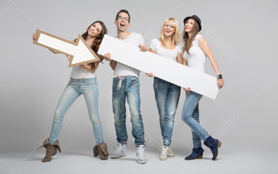 Grupo jovem segurando cartazes em branco