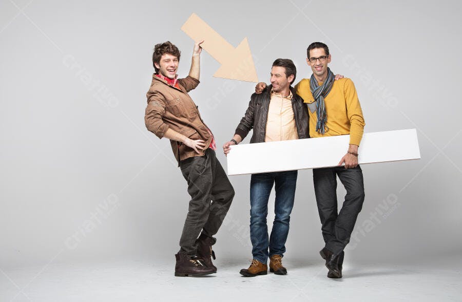 Três homens segurando placas fundo cinza