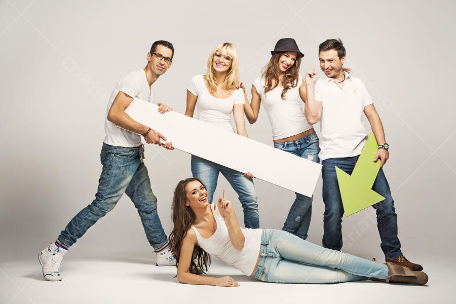 Grupo de amigos com cartazes sorrindo